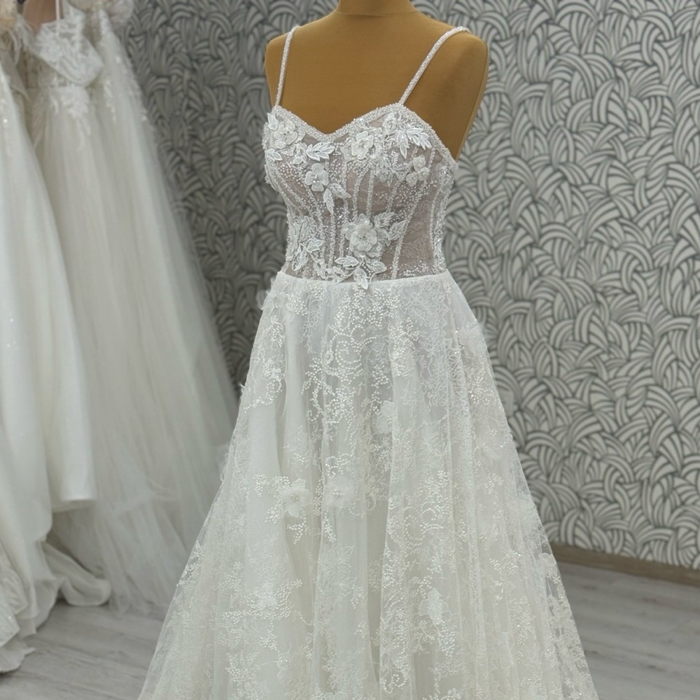 Elegant White Lace Wedding Dress
